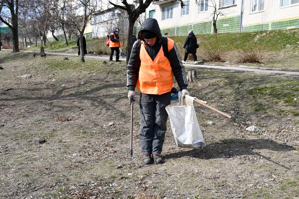 Чем занимаются коммунальные службы Никополя 11 марта (фото)