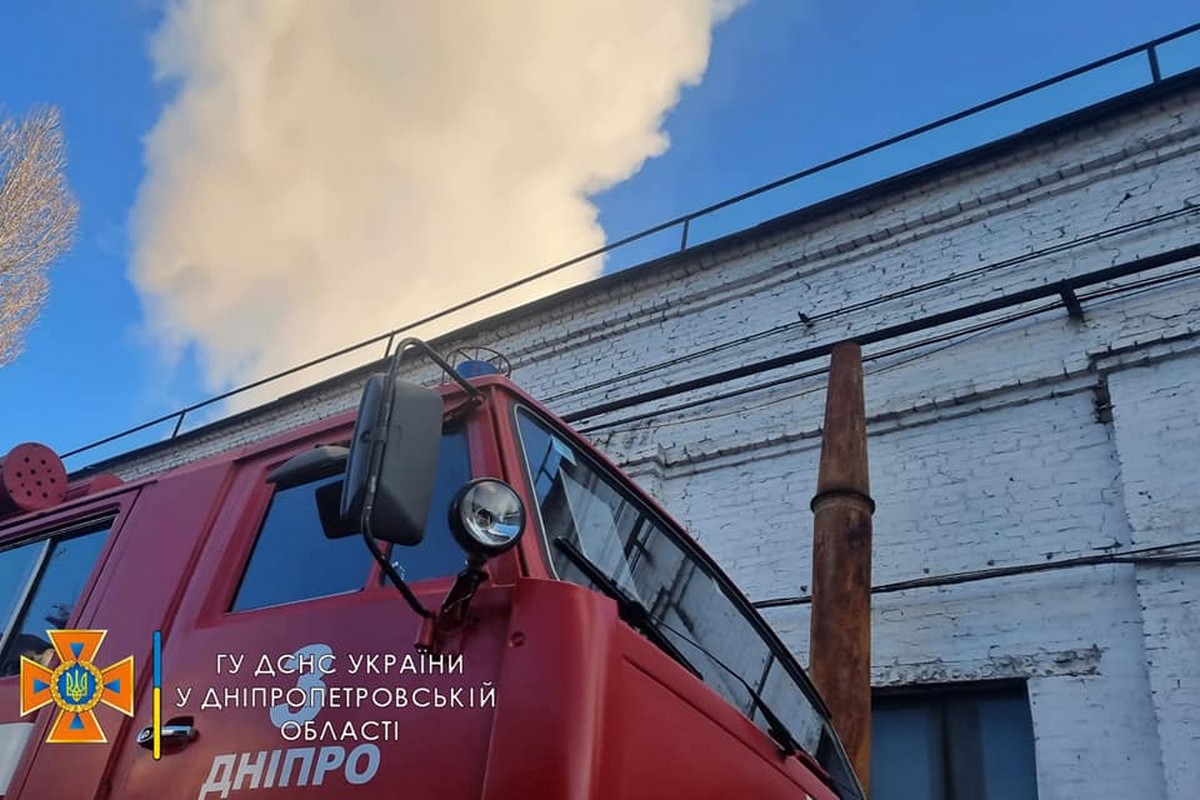 На Дніпропетровщині уламок ворожої ракети спричинив пожежу