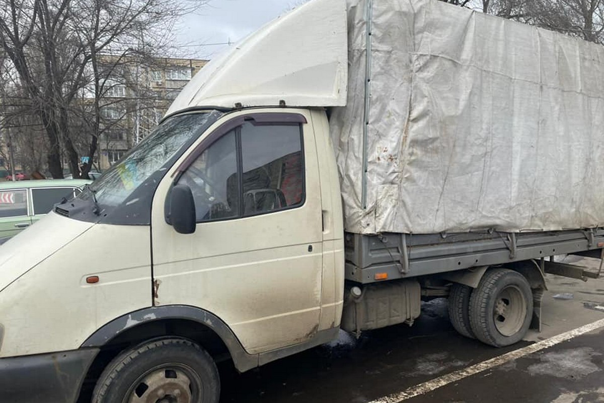 У Нікополі поліцейські вилучили автівку із незаконно вирубаною деревиною