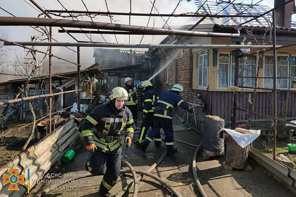 В Никополе горел частный дом 26 марта (фото)