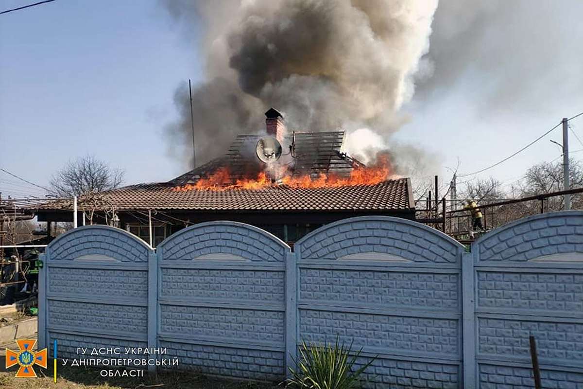 В Марганце горел частный дом 26 марта (фото)