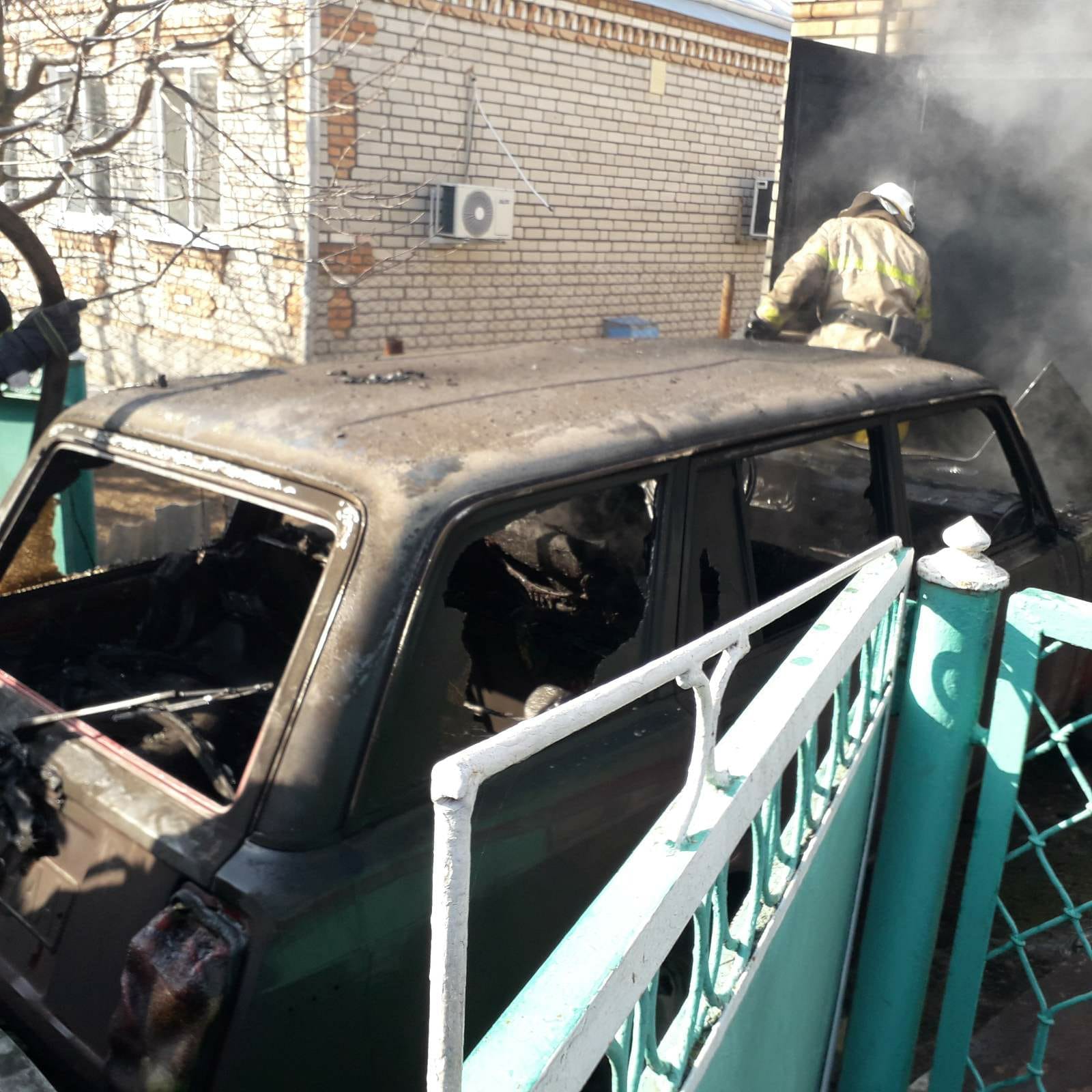 У Придніпровському згорів гараж з автомобілем всередині