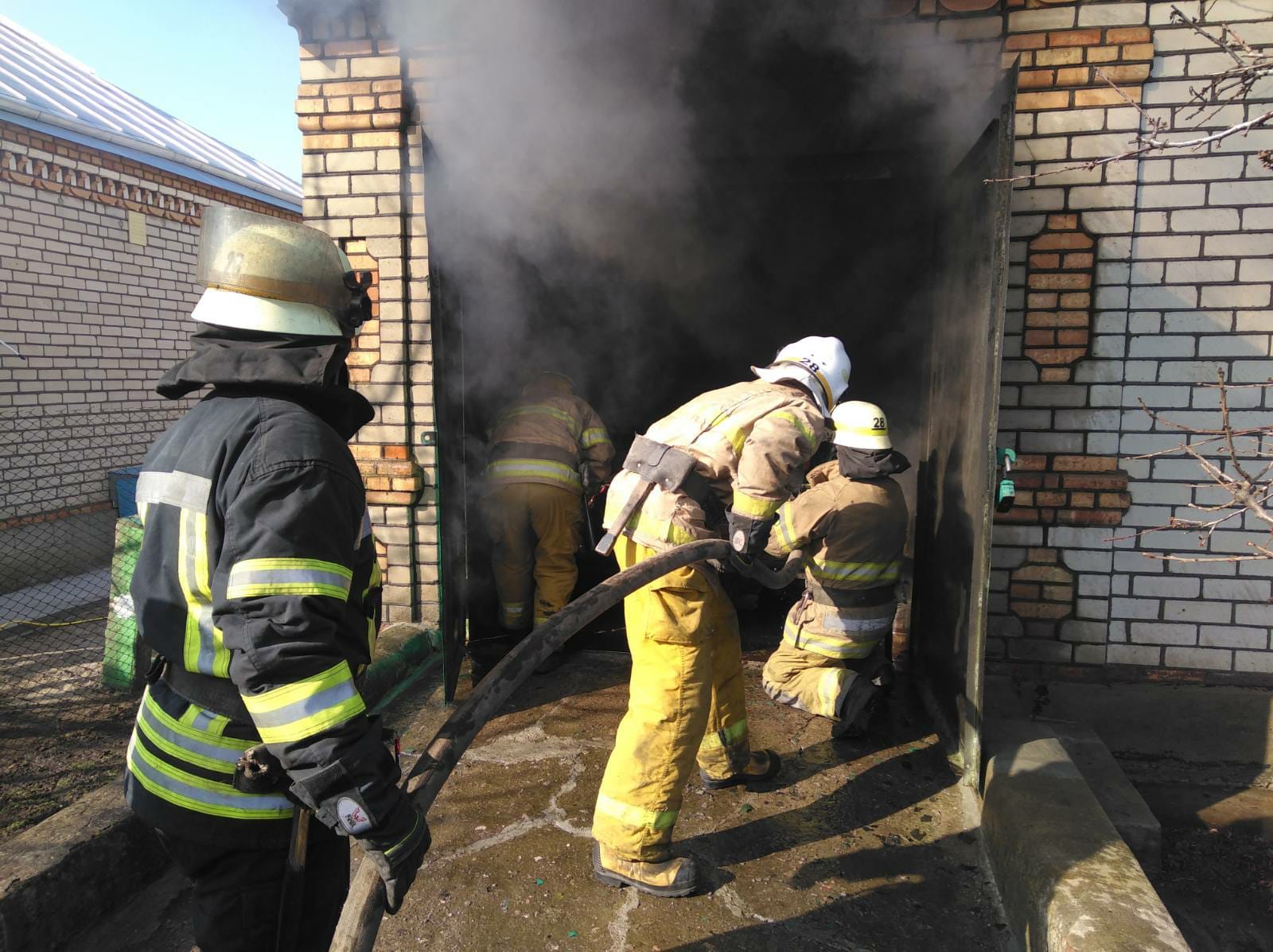 В Приднепровском сгорел гараж с автомобилем внутри