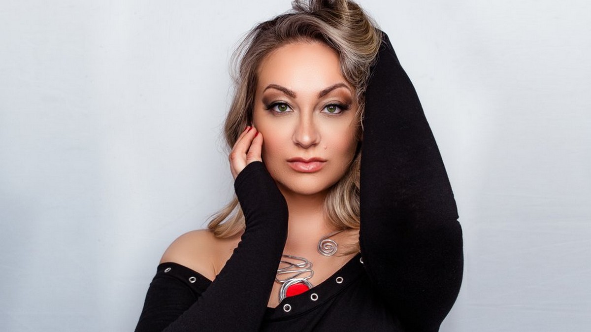Американська співачка з Нікополя Євгенія Арсірова активно допомагає Україні