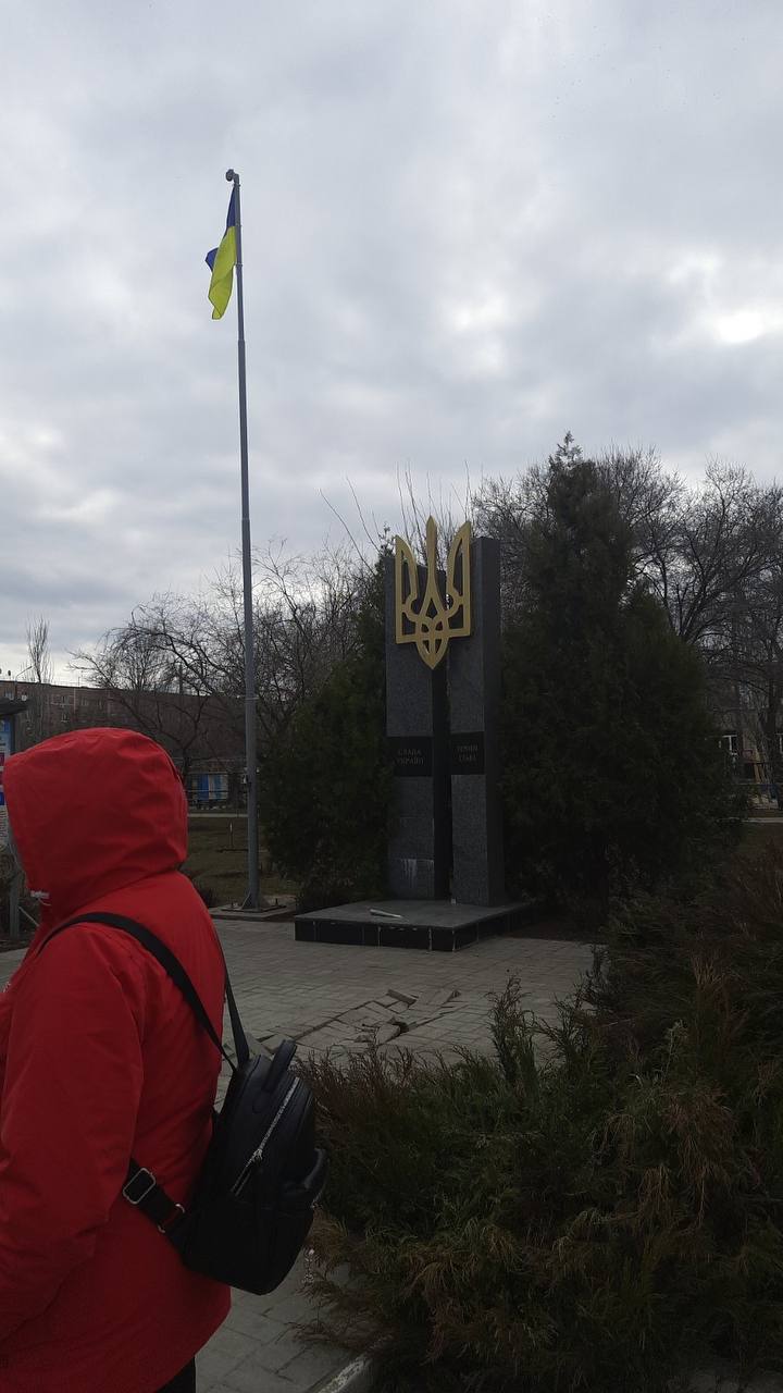 В Енергодарі окупанти трощили бронемашиною пам’ятник героям АТО