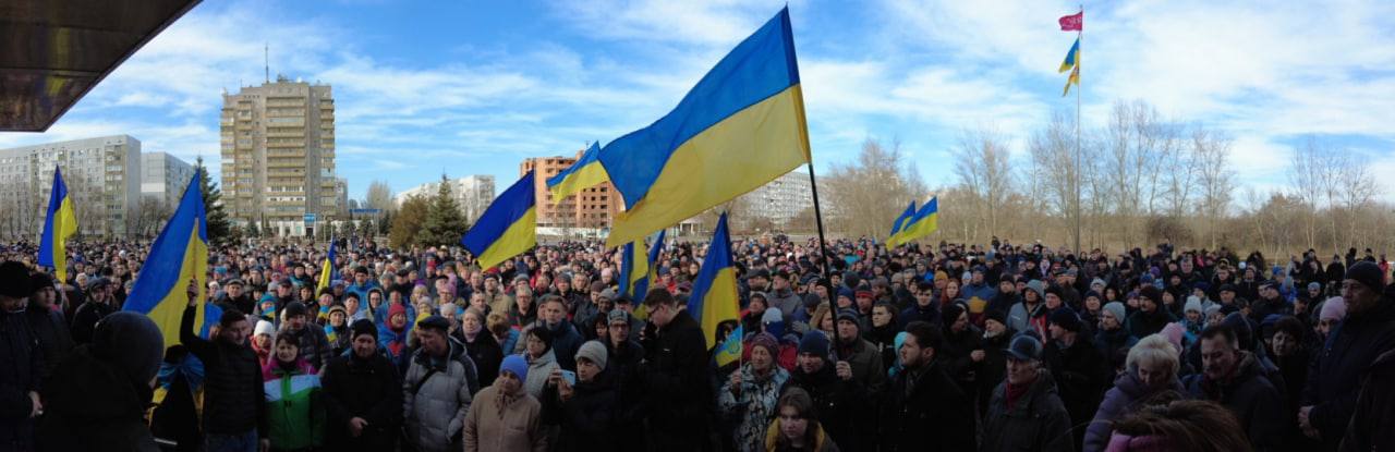 В оккупированном Энергодаре жители вышли на проукраинский митинг: россияне начали стрельбу (видео)