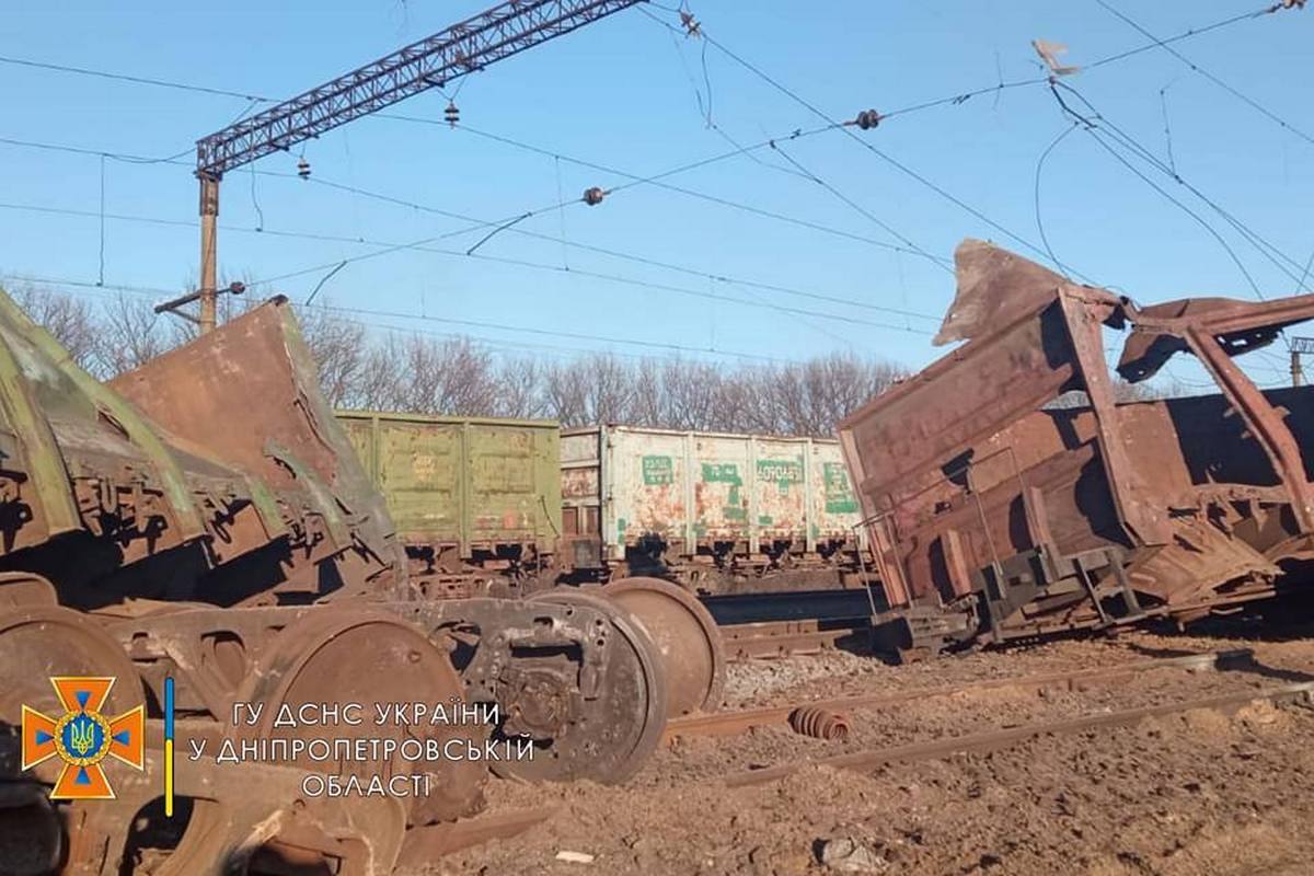 Враг нанес ракетные удары по Павлограду: уничтожено железнодорожную станцию, есть погибший