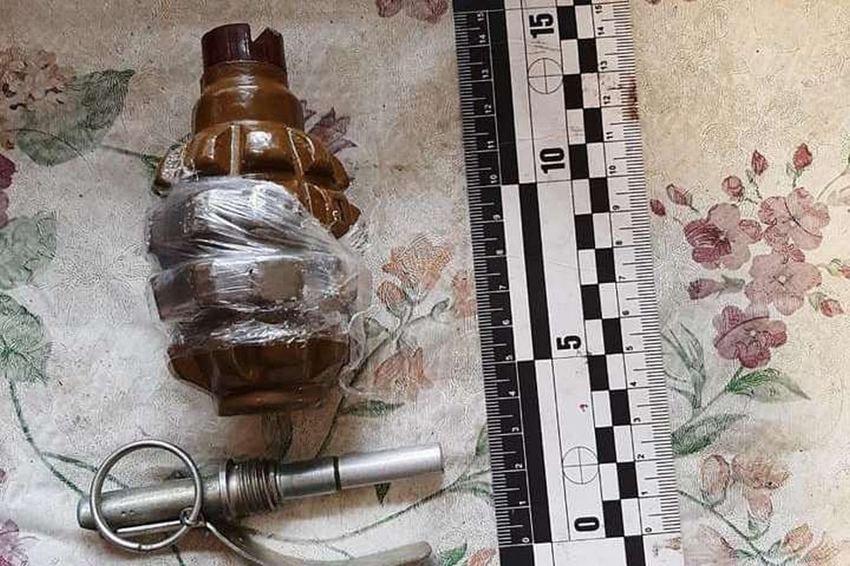 35-летний житель Покрова прятал в шкафу гранату с запалом и наркотики