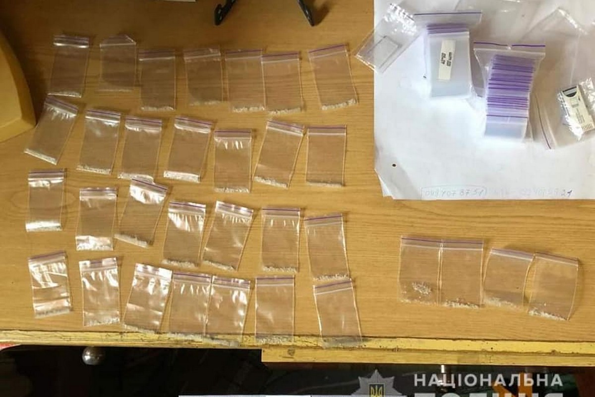 У Нікополі поліцейські затримали трьох збувачів наркотиків, серед них дві жінки