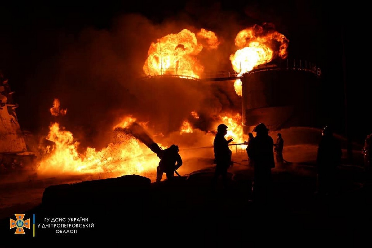 Фото наслідків нічних ворожих обстрілів на Дніпропетровщині від ДСНС