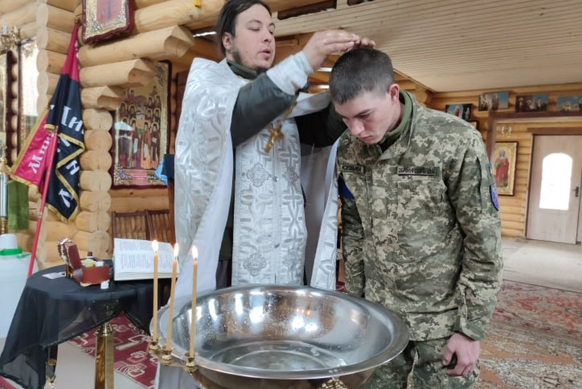 Перед вирушенням на передову воїн з Нікополя пройшов обряд хрещення в храмі української церкви