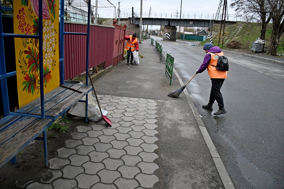 Коммунальщики Никополя работают даже в непогоду (фото)