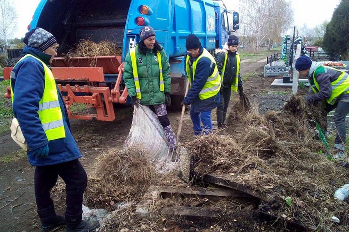 Коммунальщики Никополя вывезли с кладбища более 300 тонн мусора