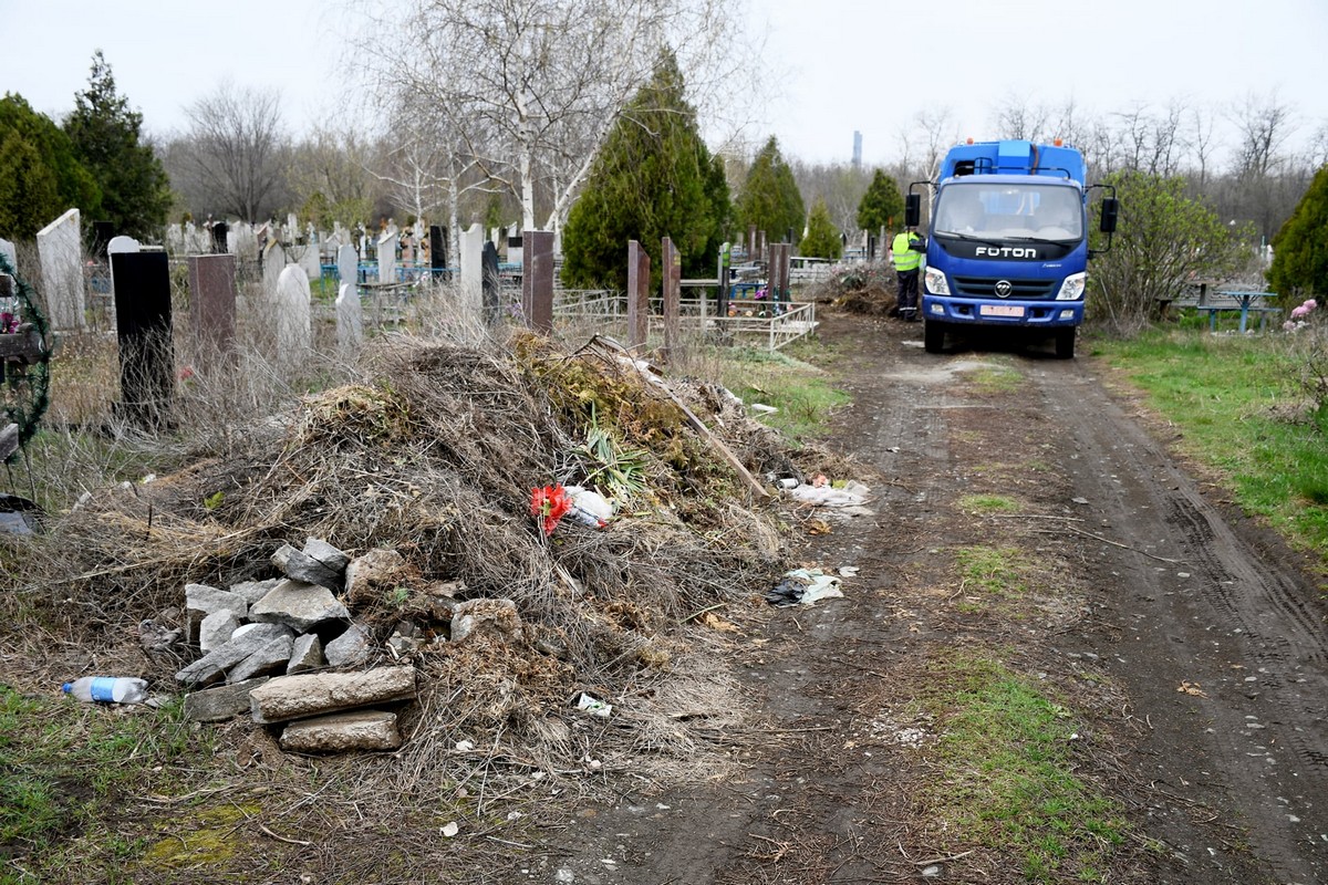 Комунальники Нікополя вивезли з кладовища більше 300 тон сміття