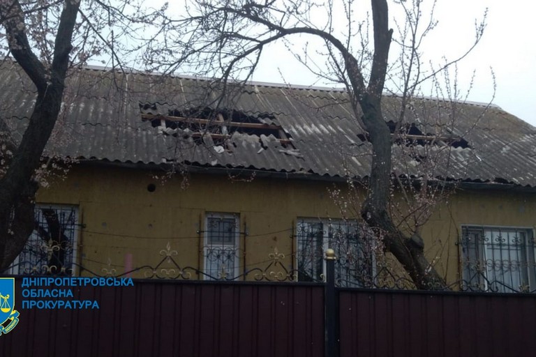 Фото наслідків смертельного обстрілу села Мар’янське від прокуратури