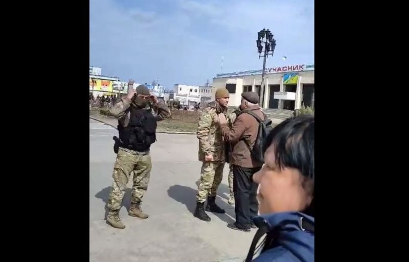 «Ідіть геть!»: в Енергодарі беззбройні жінки виганяли окупантів (відео)