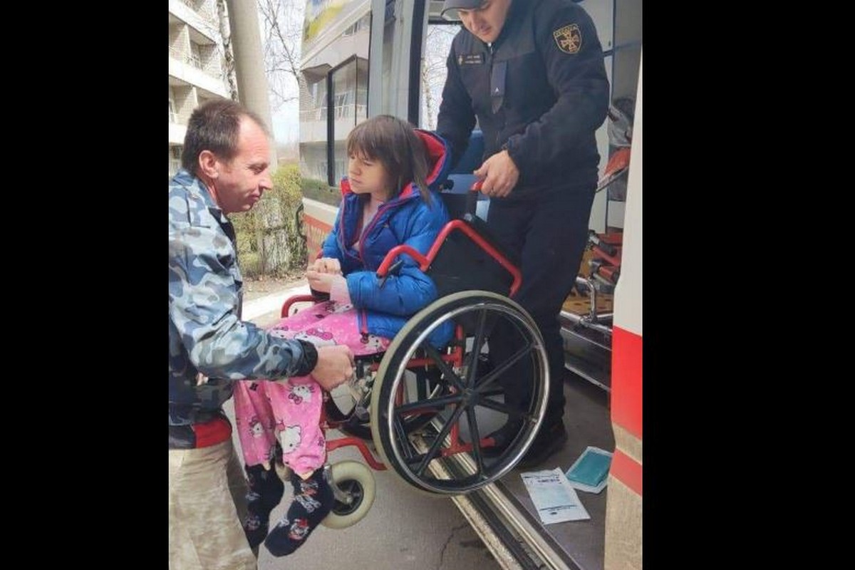 В Днепр доставили девушку с ДЦП, которая в результате обстрелов потеряла обоих родителей