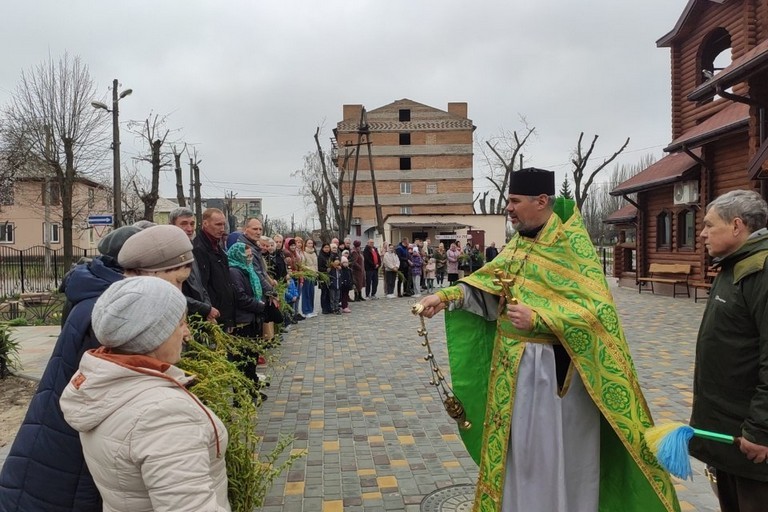 Вербное воскресенье в Никополе: в храмах освящают веточки вербы (фото)