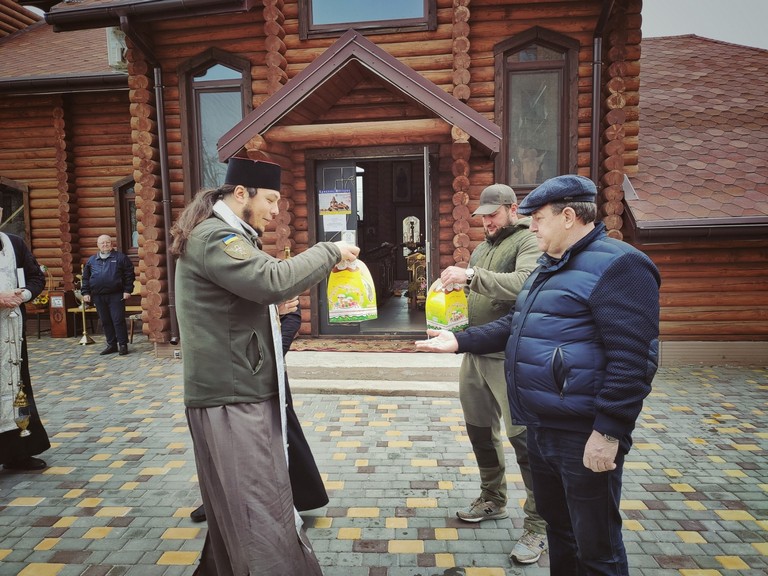 Накануне праздника украинской церкви в Никополе подарили «капеланомобиль» (фото, видео)