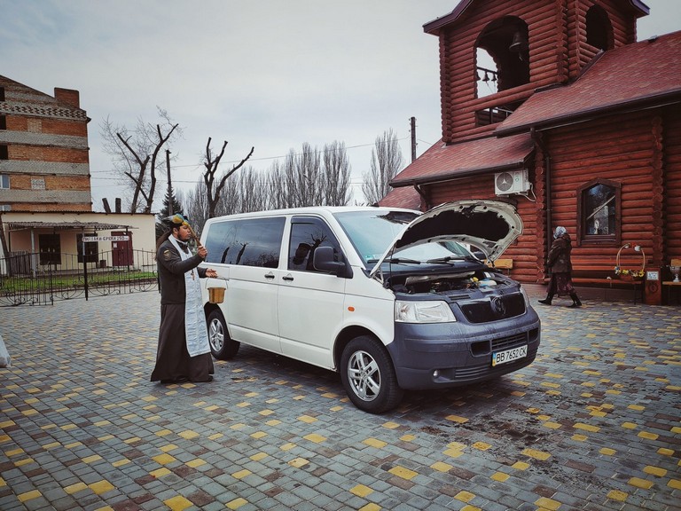 Напередодні свята українській церкві у Нікополі подарували «капеланомобіль» (фото, відео)