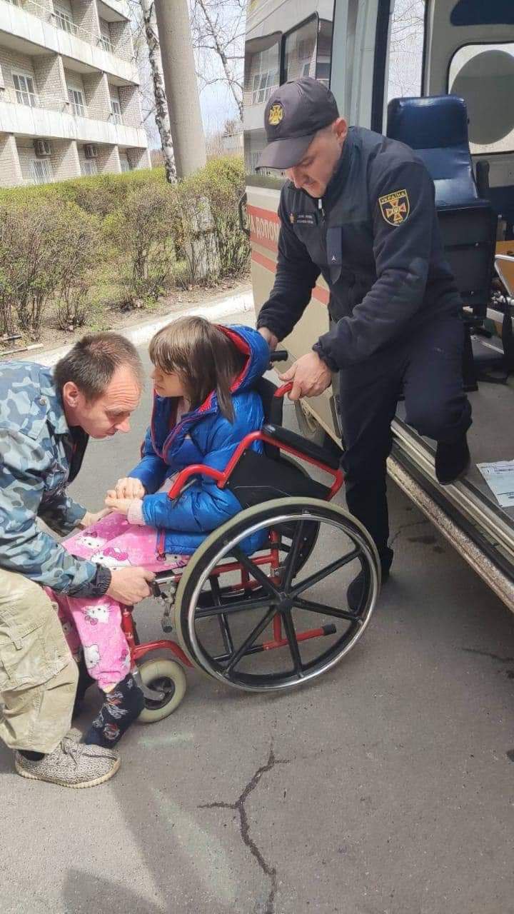 До Дніпра доправили дівчину з ДЦП, яка внаслідок обстрілів втратила обох батьків