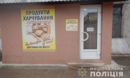 У Нікополі двоє чоловіків скоїли розбійний напад на магазин: погрожуючи ножем, забрали 10 тисяч