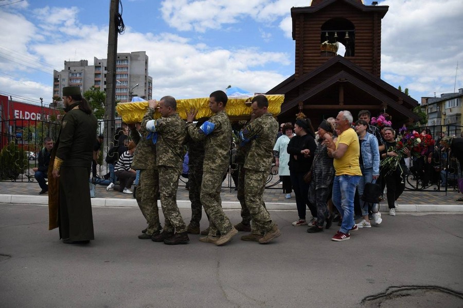 У Нікополі сьогодні простилися із загиблим на війні 26-річним Героєм