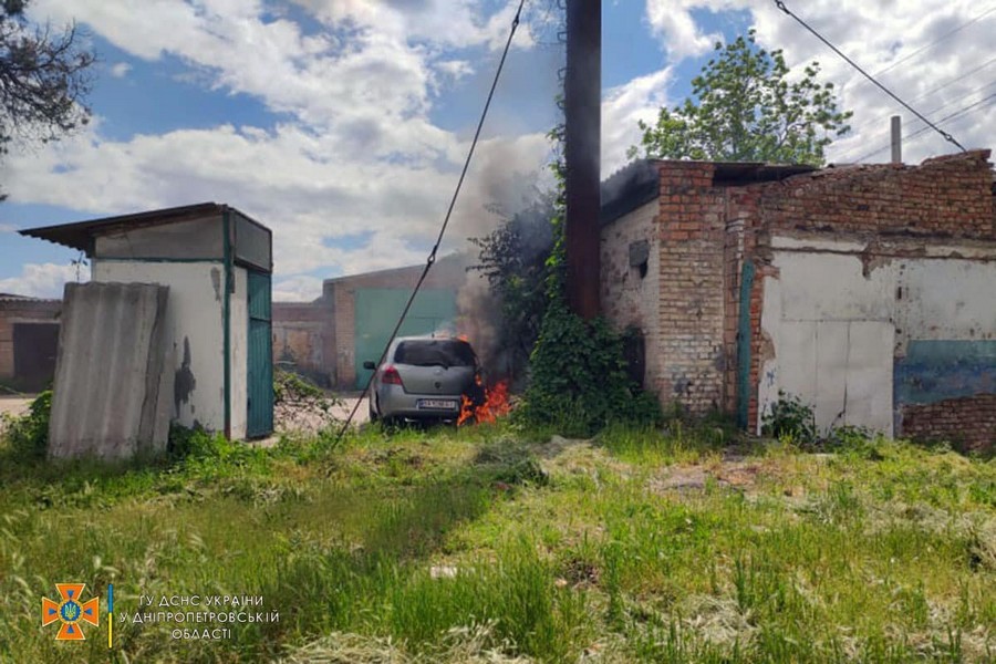 В Никополе горело авто на временной остановке 22 мая