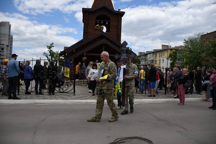 У Нікополі сьогодні простилися із загиблим на війні 26-річним Героєм