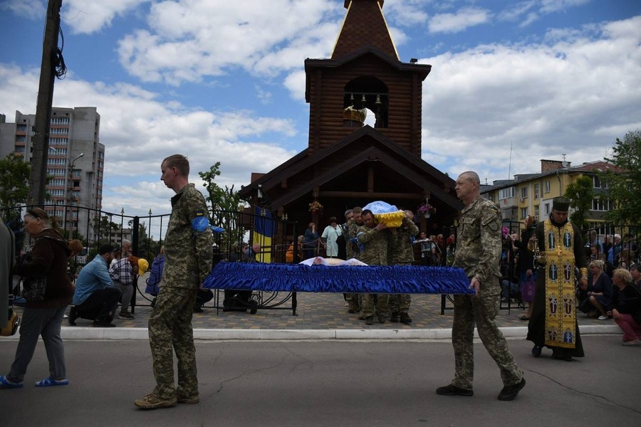 У Нікополі сьогодні простилися із загиблим на війні 26-річним Героєм