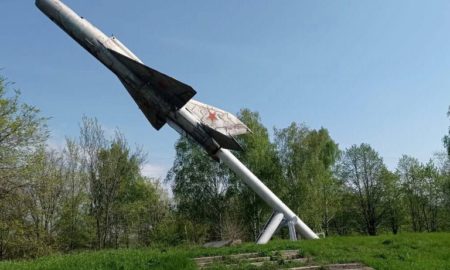 На Дніпропетровщині ворожа ракета впала поруч з пам’ятником літаку