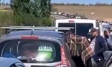 На виїзді з Херсонської області у напрямку Дніпропетровщини застрягли тисячі машин: відео