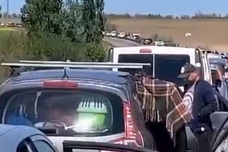 На виїзді з Херсонської області у напрямку Дніпропетровщини застрягли тисячі машин: відео