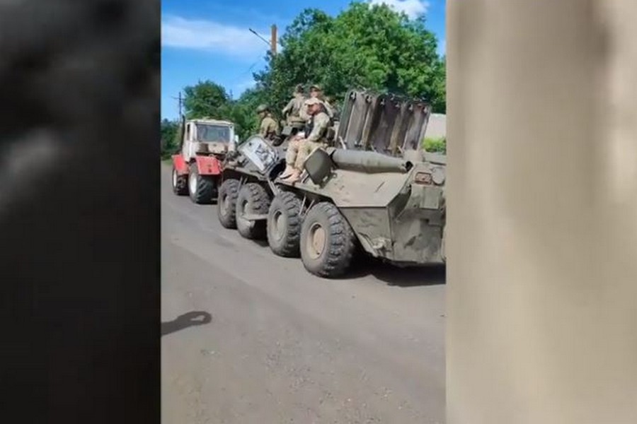 Бійці тероборони Дніпра віджали у орків БТР і притягнули його трактором (відео)