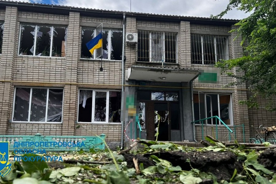 Внаслідок обстрілів Дніпропетровщини пошкоджено будинок культури, центральну площу, сільську раду
