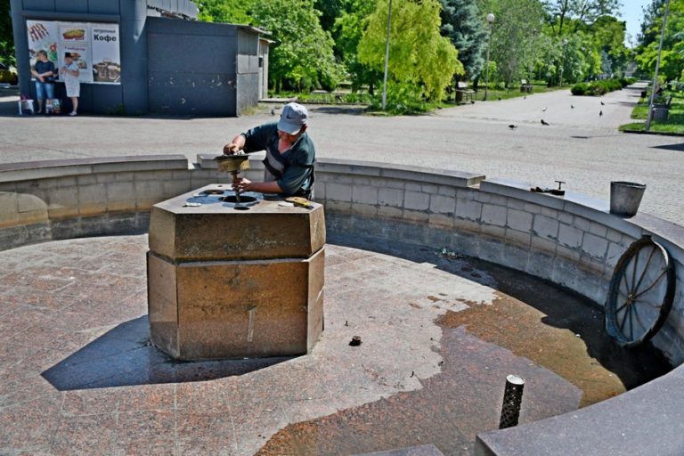 У Нікополі запускають фонтани (фото)