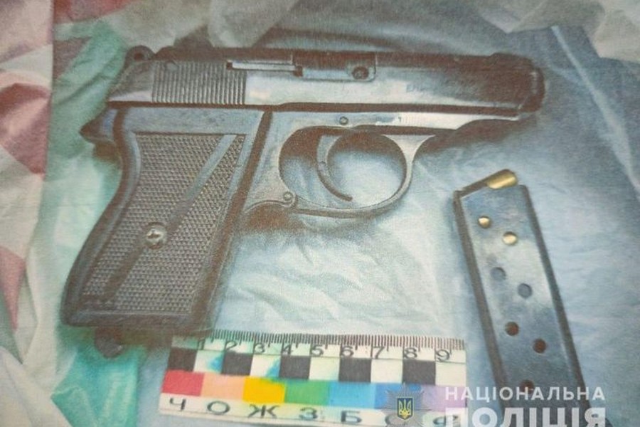 У Покрові 44-річний чоловік продавав на вулиці пістолет