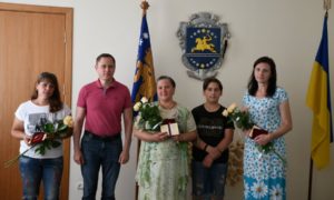Міський голова Нікополя зустрівся з матерями-героїнями і нагородив їх почесними відзнаками