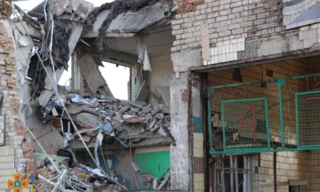 Наслідки ракетного удару по Дніпру: рятувальники досі працюють на місці «прильоту»