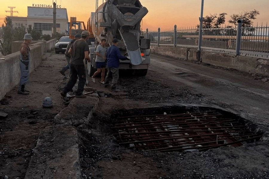 Пошкоджено міст на греблі Каховської ГЕС – окупанти пробують його «залатати»
