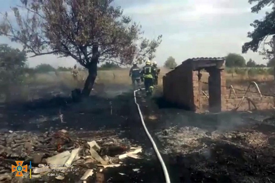 Біля Нікополя вогонь ледь не знищив приватні будинки