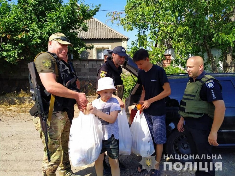 Поліцейські Нікополя доставили гуманітарну допомогу мешканцям Херсонщини (фото, відео)