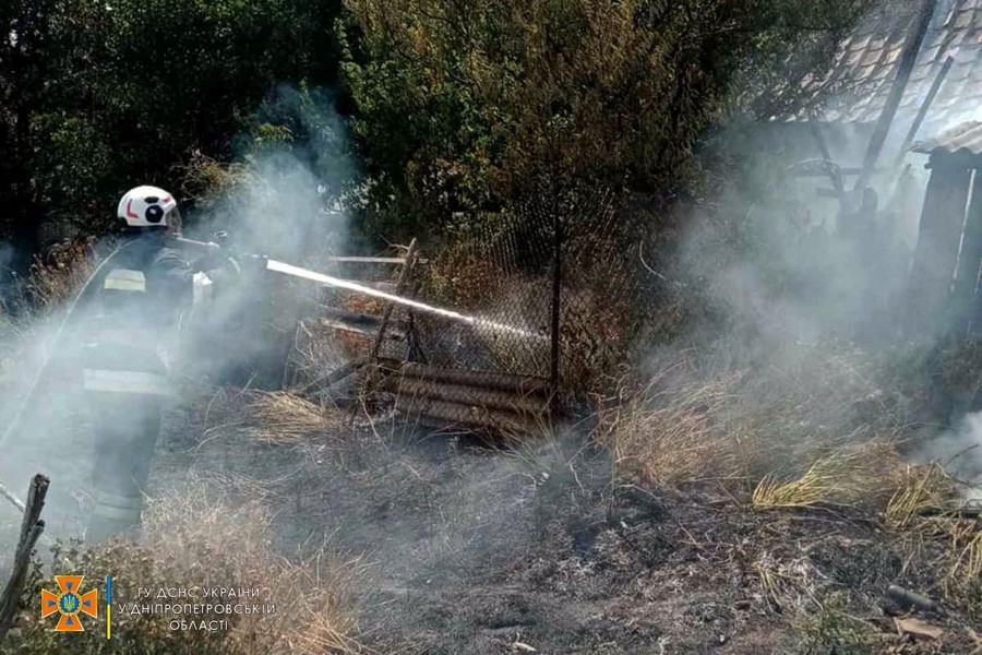 Біля Нікополя вогонь ледь не знищив приватні будинки