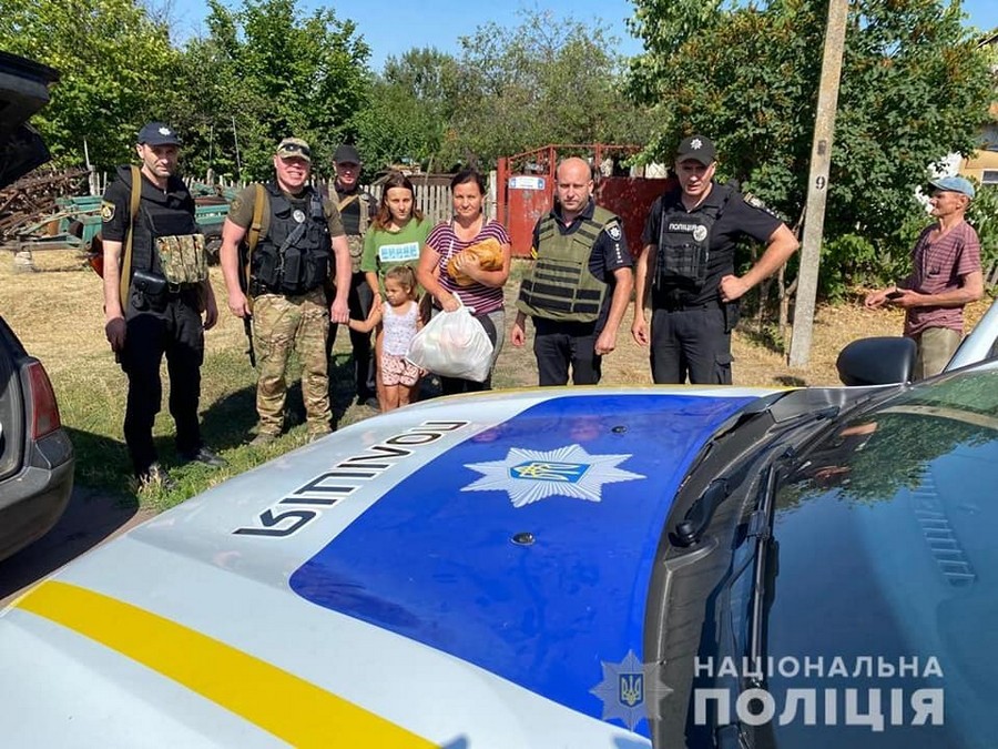 Поліцейські Нікополя доставили гуманітарну допомогу мешканцям Херсонщини (фото, відео)