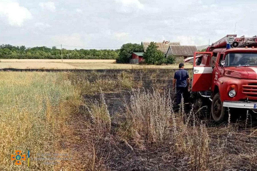 Біля Нікополя вогонь ледь не знищив приватні будинки