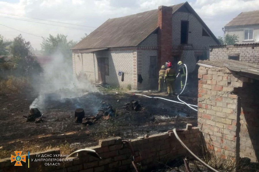 Біля Нікополя вогонь ледь не знищив приватні будинки