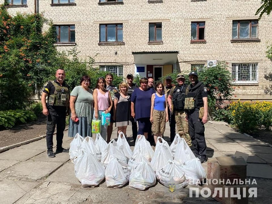 Поліцейські Нікополя доставили гуманітарну допомогу мешканцям Херсонщини (фото, відео)