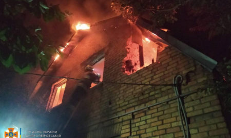 Відео пожежі у Нікополі внаслідок нічних ворожих обстрілів