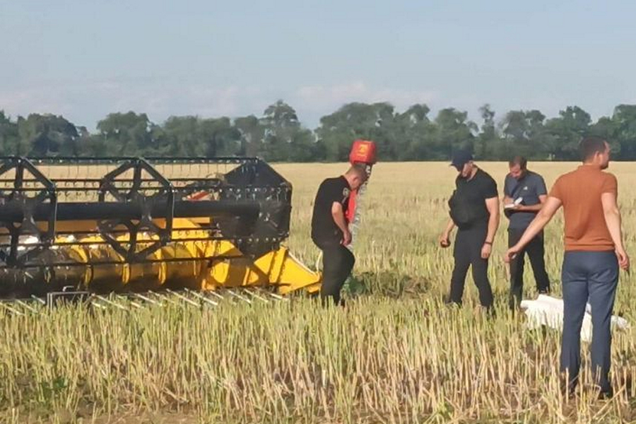 На Дніпропетровщині серед поля знайшли мертвою маленьку дитину