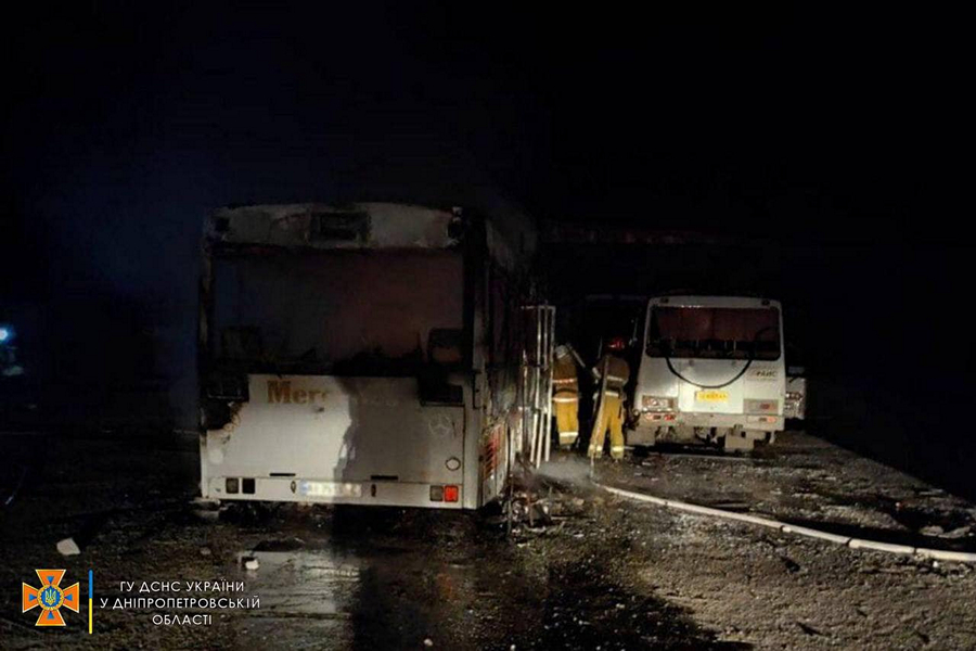 Розбиті автобуси, пошкоджені будинки, школа та дитсадок: нічний ворожий обстріл Нікополя – подробиці від ДСНС